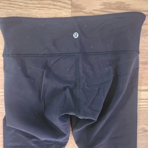 GUC Lululemon Black Capri Leggings, Size 6 - Picture 5 of 6